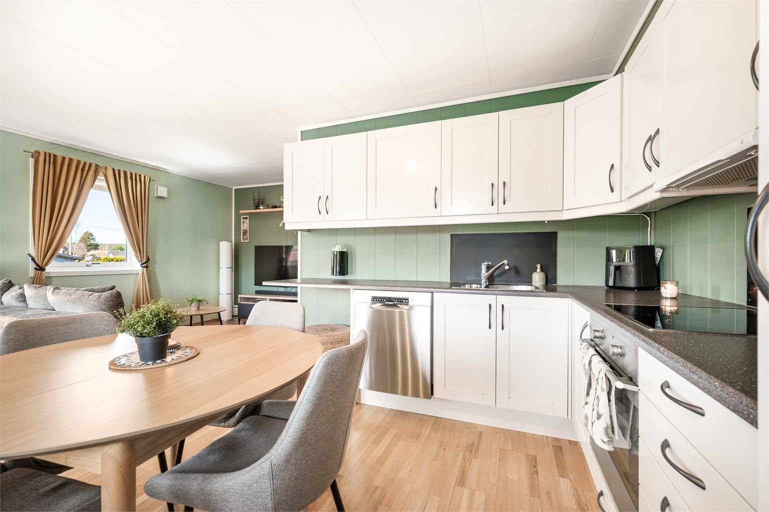 Keramisk koketopp og stekeovn medfølger handelen.