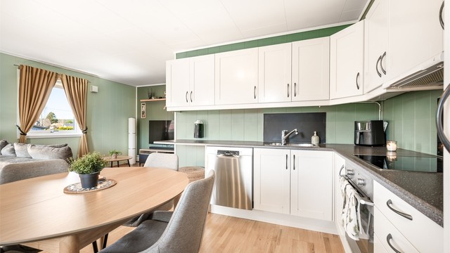 Keramisk koketopp og stekeovn medfølger handelen.