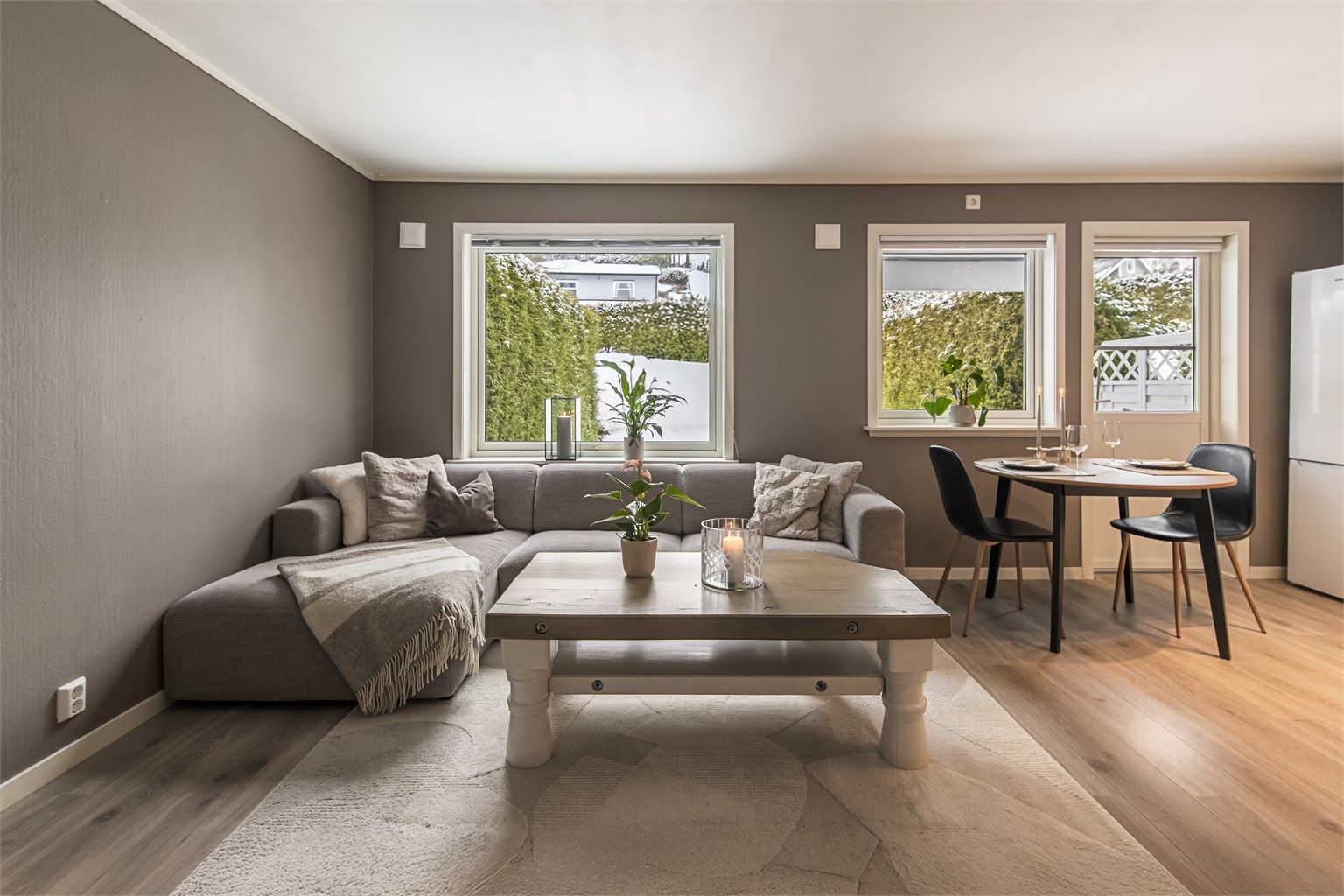 Leiligheten er malt opp i en behagelig og lun farge som gir et godt inntrykk