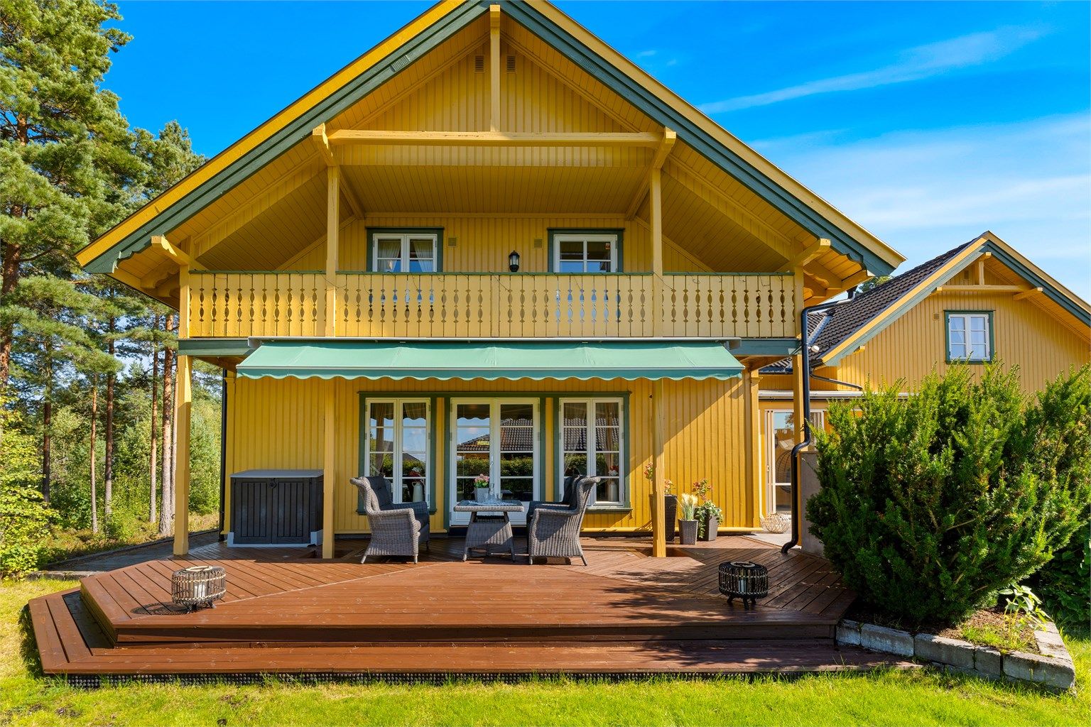 Eiendommen ligger i barnevennlige omgivelser på hyggelige Setskog, like ved naturskjønne friluftsområder. 