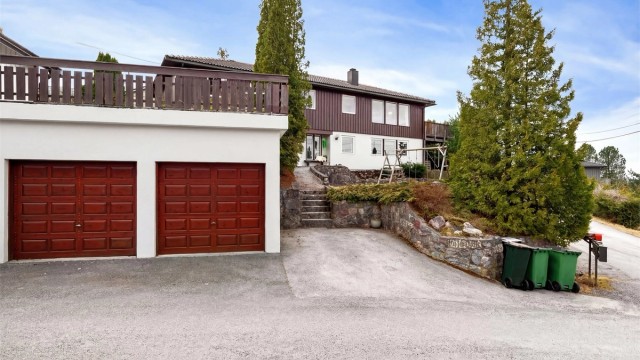 Velkommen til Løypevegen 9 - Enebolig med dobbelgarasje på 31 m² i et etablert og barnevennlig nabolag på Auli.