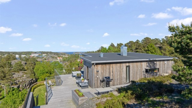 Terrassen er designet med flere soner for soling, grilling og sosialt samvær.