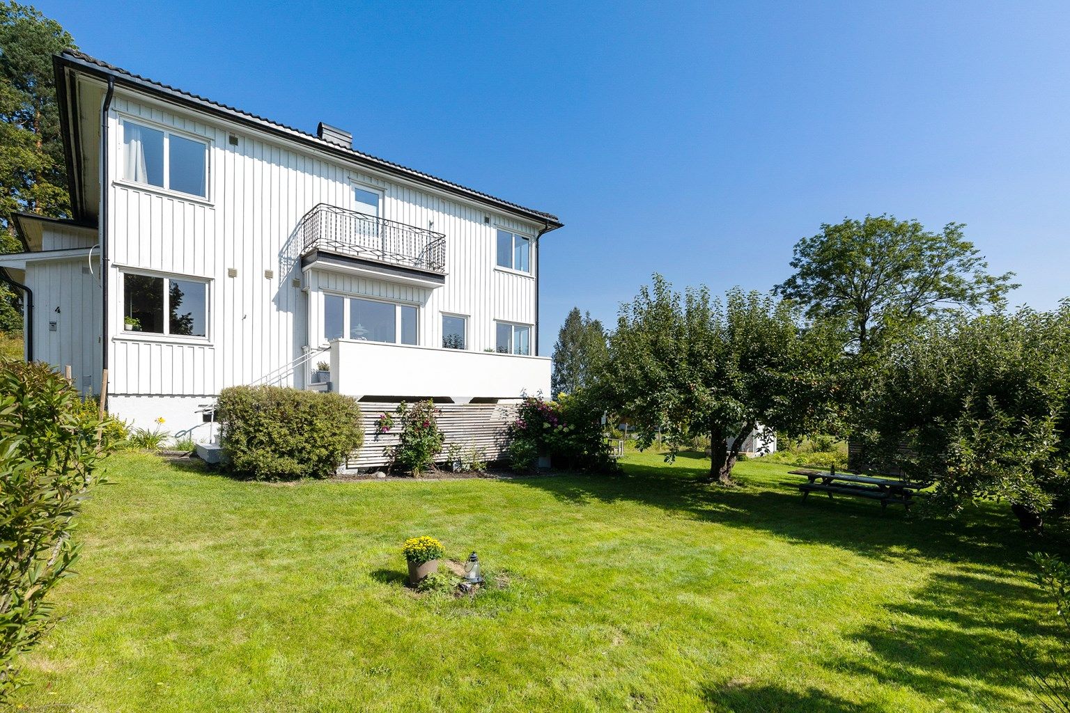 Stor og innholdsrik enebolig med 3 etasjer