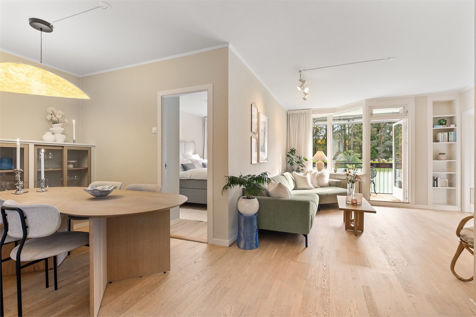 Fra stuen er det utgang til en sydvendt balkongen som har trapp med direkte adkomst til store, grønne fellesarealer.