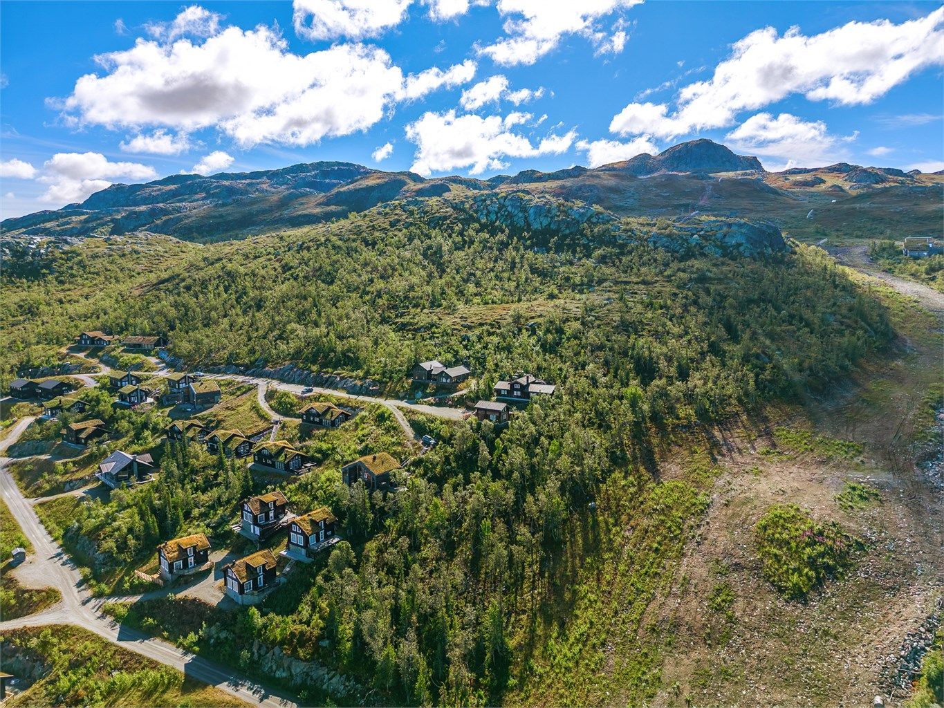 Etablert og rolig hytteområde omkranset av storslått natur.