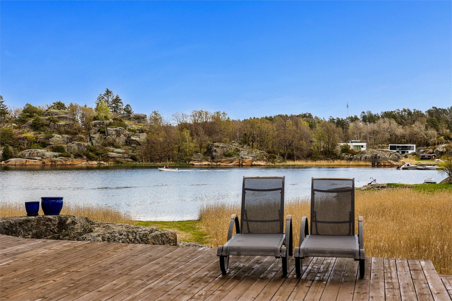 Her sitter du lunt og usjenert til, så alt ligger til rette for og nyete varme sommerdager og senere sommerkvelder. 