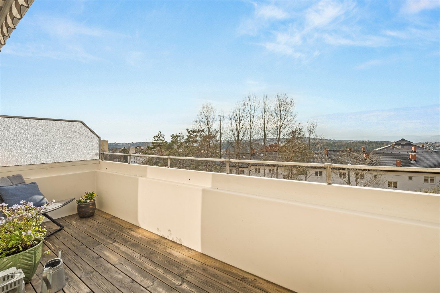 Åpen utsikt fra balkongen mot vest.