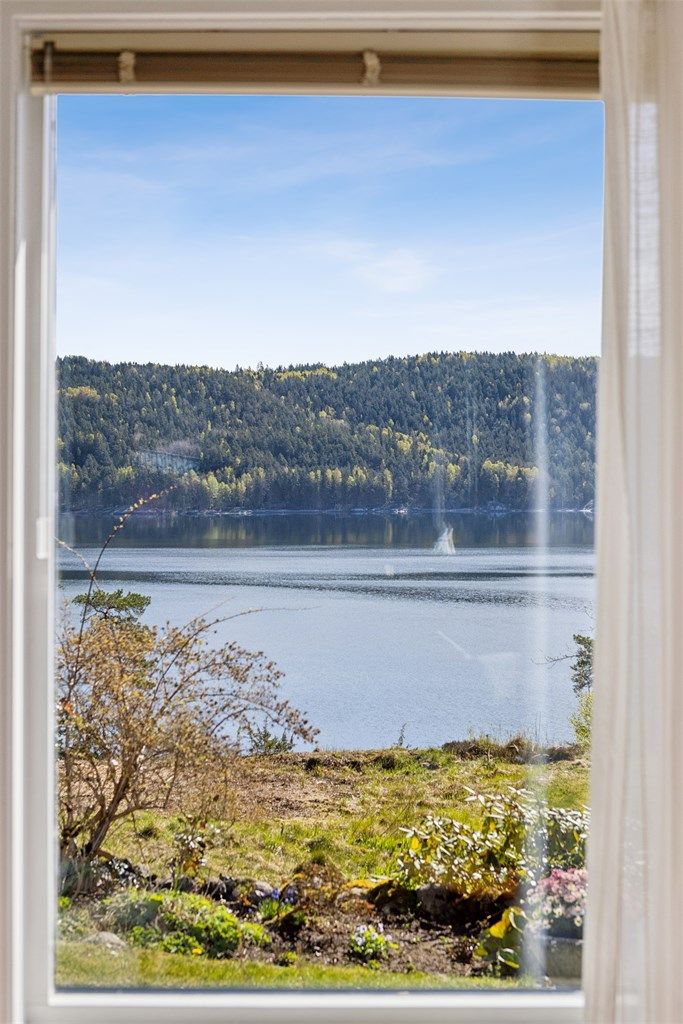 Store vindusflater inviterer fjordlandskapet inn og gir en unik nærhet til naturen utenfor.