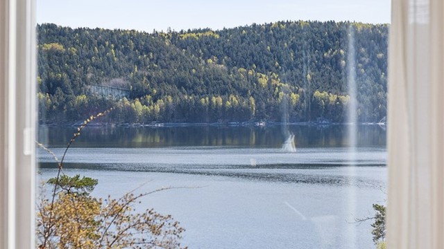 Store vindusflater inviterer fjordlandskapet inn og gir en unik nærhet til naturen utenfor.