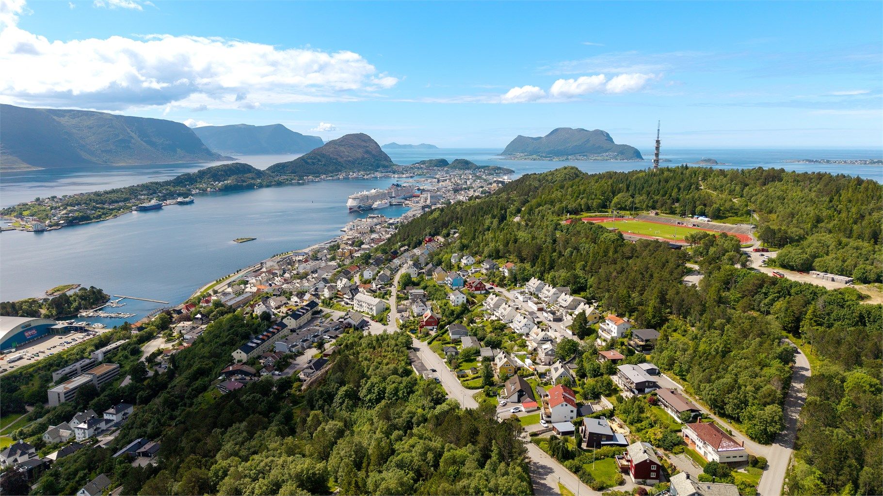 Dronebilde av området. Boligen ligger like ved byfjellet Aksla med flotte turmuligheter