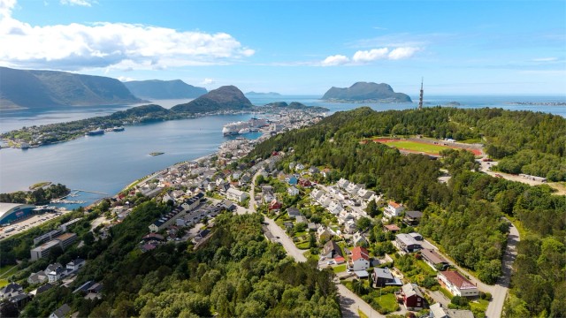 Dronebilde av området. Boligen ligger like ved byfjellet Aksla med flotte turmuligheter