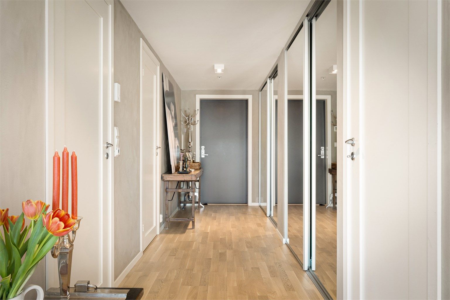 Gangen leder videre inn til leilighetens soverom og bad.