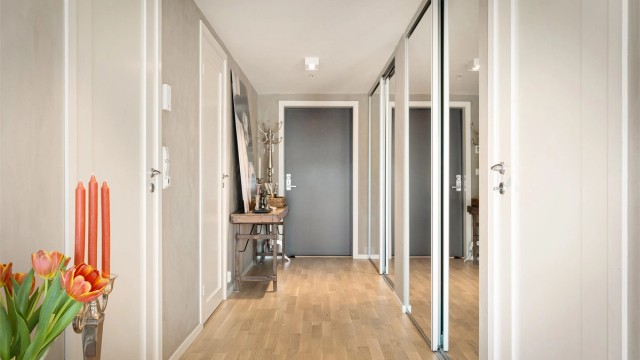 Gangen leder videre inn til leilighetens soverom og bad.