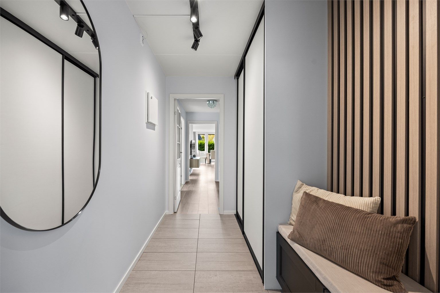 Entreen er moderne innredet med stilrene materialvalg