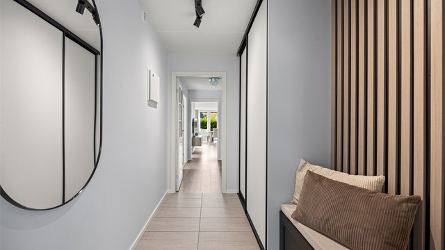 Entreen er moderne innredet med stilrene materialvalg