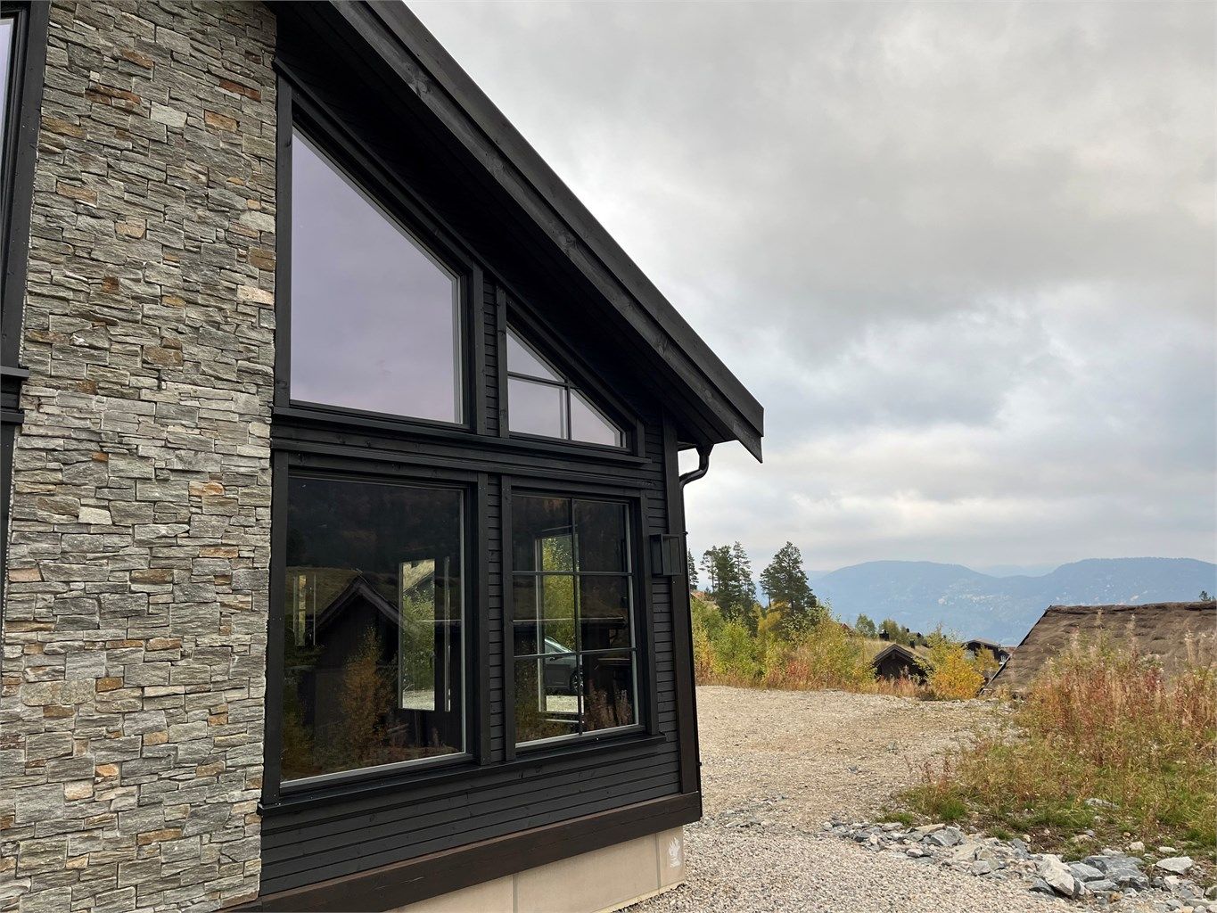 God uteplass for en stor terrasse og plen.