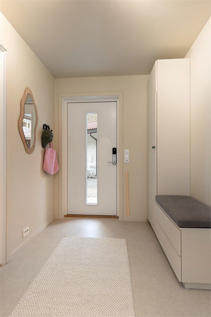 Fra entréen er det direkte utgang til en stor, sørvendt terrasse på 38 m².