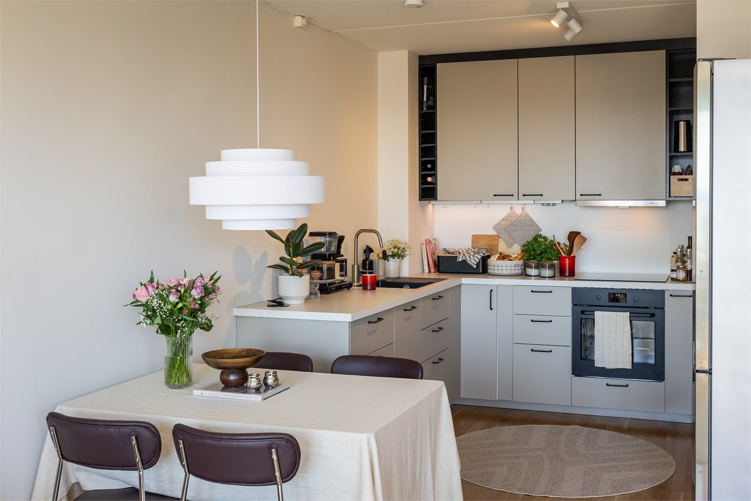 Åpen stue-/kjøkkenløsning, med kjøkkeninnredning fra 2024 (med unntak av skrog til overskap).