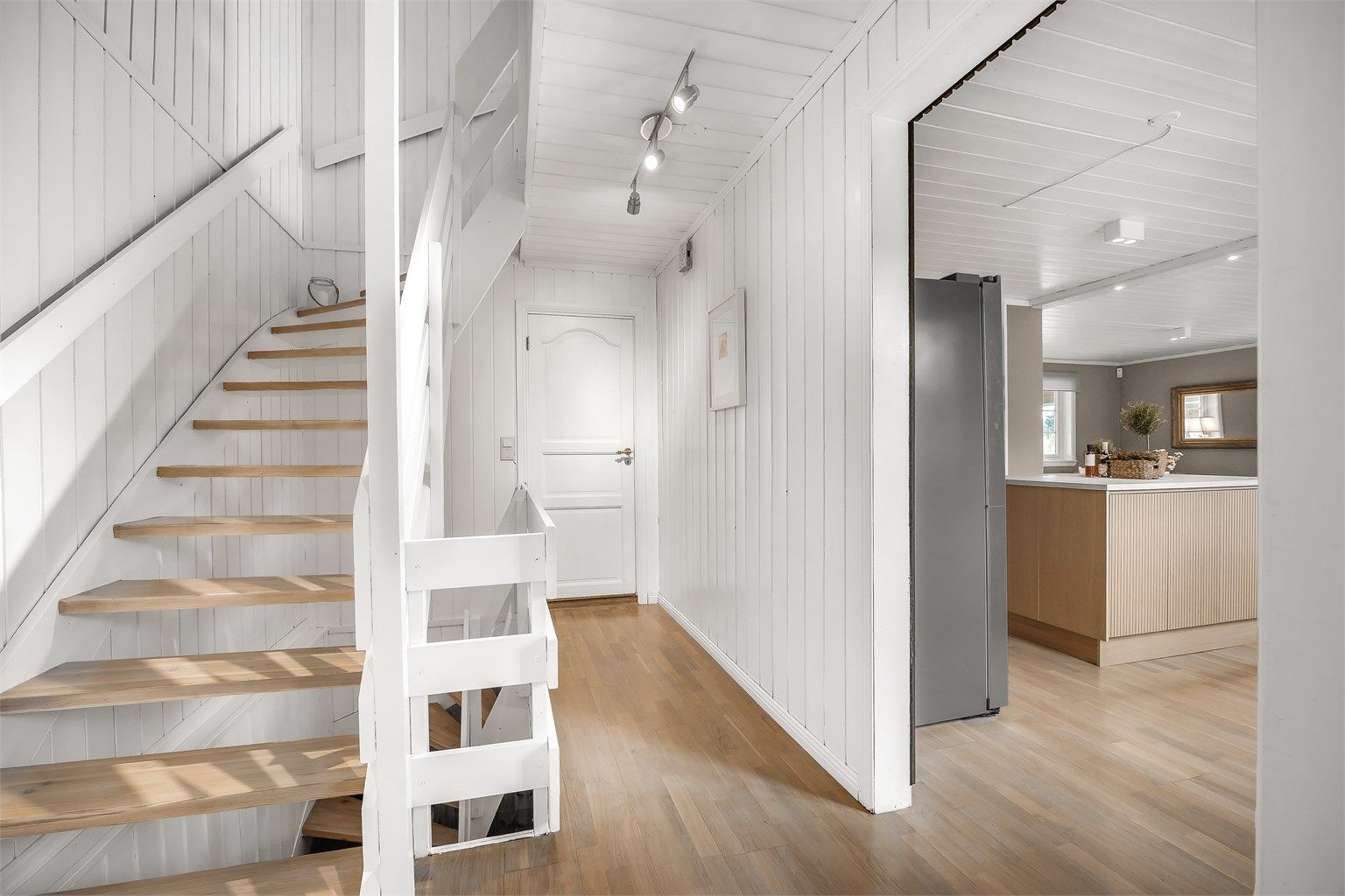 Gangen og trappen i trekonstruksjon binder boligens etasjer sammen på en naturlig måte.