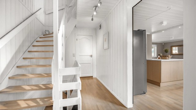 Gangen og trappen i trekonstruksjon binder boligens etasjer sammen på en naturlig måte.