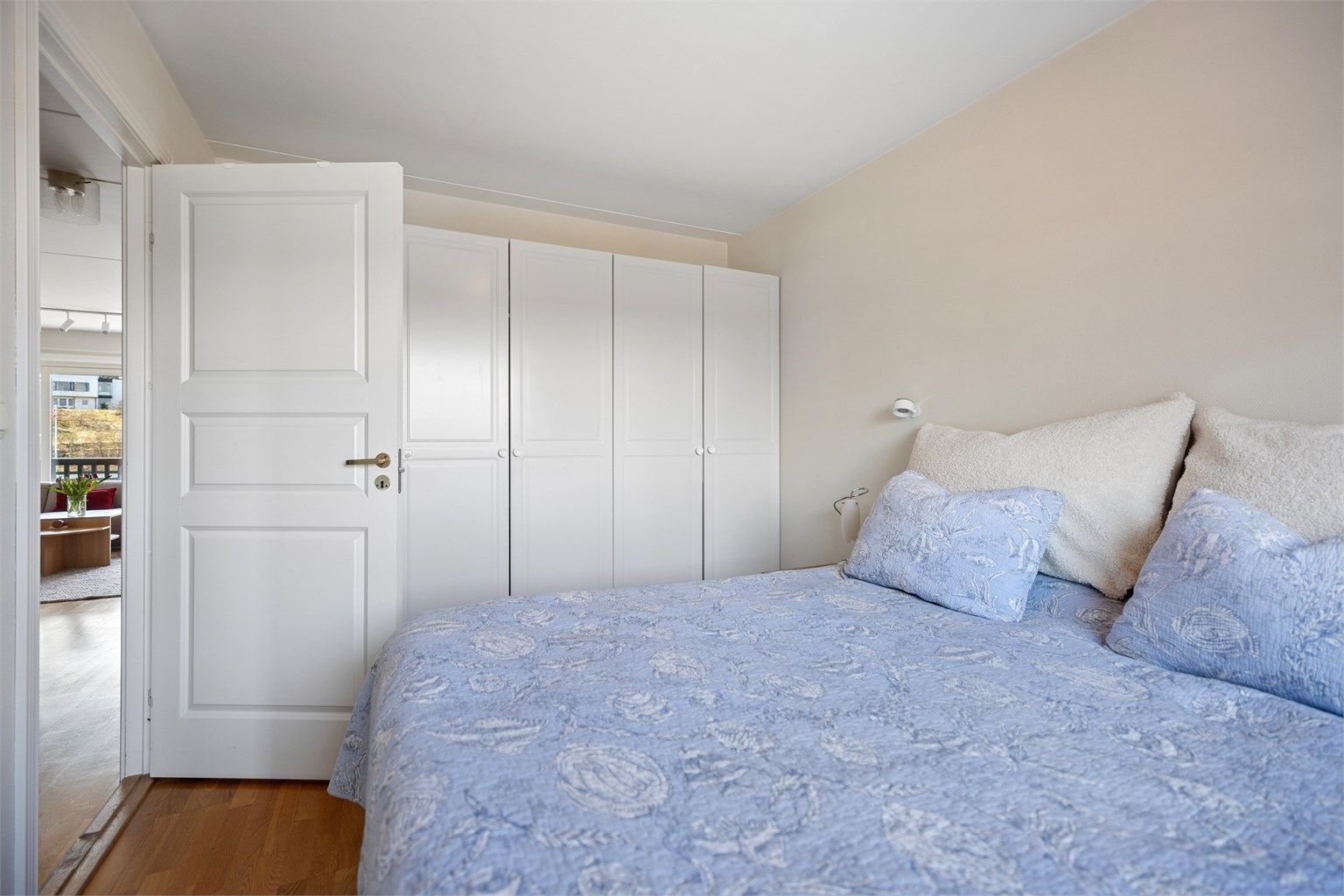 Rommene har en rolig og behagelig atmosfære som innbyr til hvile, samtidig som de smarte oppbevaringsløsningene gir en ryddig og funksjonell hverdag.