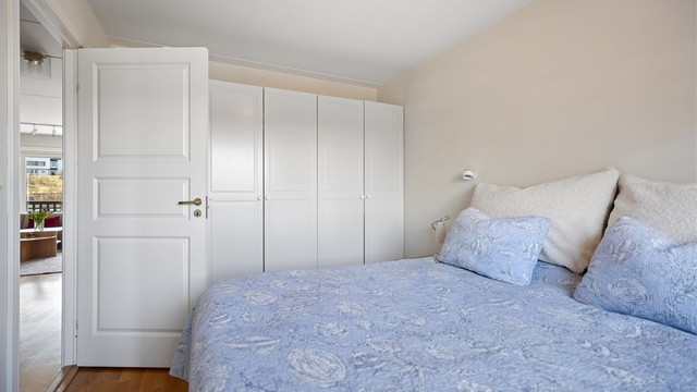 Rommene har en rolig og behagelig atmosfære som innbyr til hvile, samtidig som de smarte oppbevaringsløsningene gir en ryddig og funksjonell hverdag.