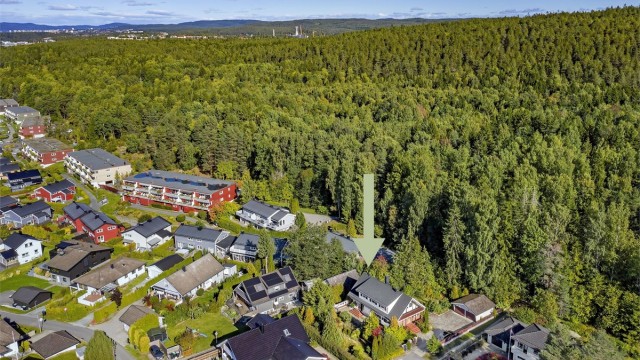 Flott beliggende eiendom rett ved marka - kort og trygg skolevei til Tårnåsen barneskole