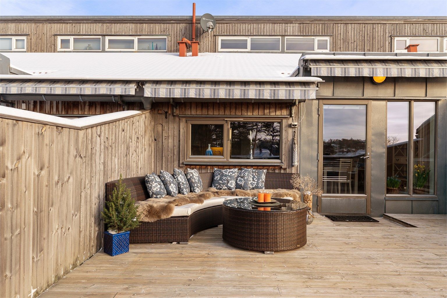 Solskjerming oppnås enkelt med hjelp av markiser som er elektrisk motorisert.