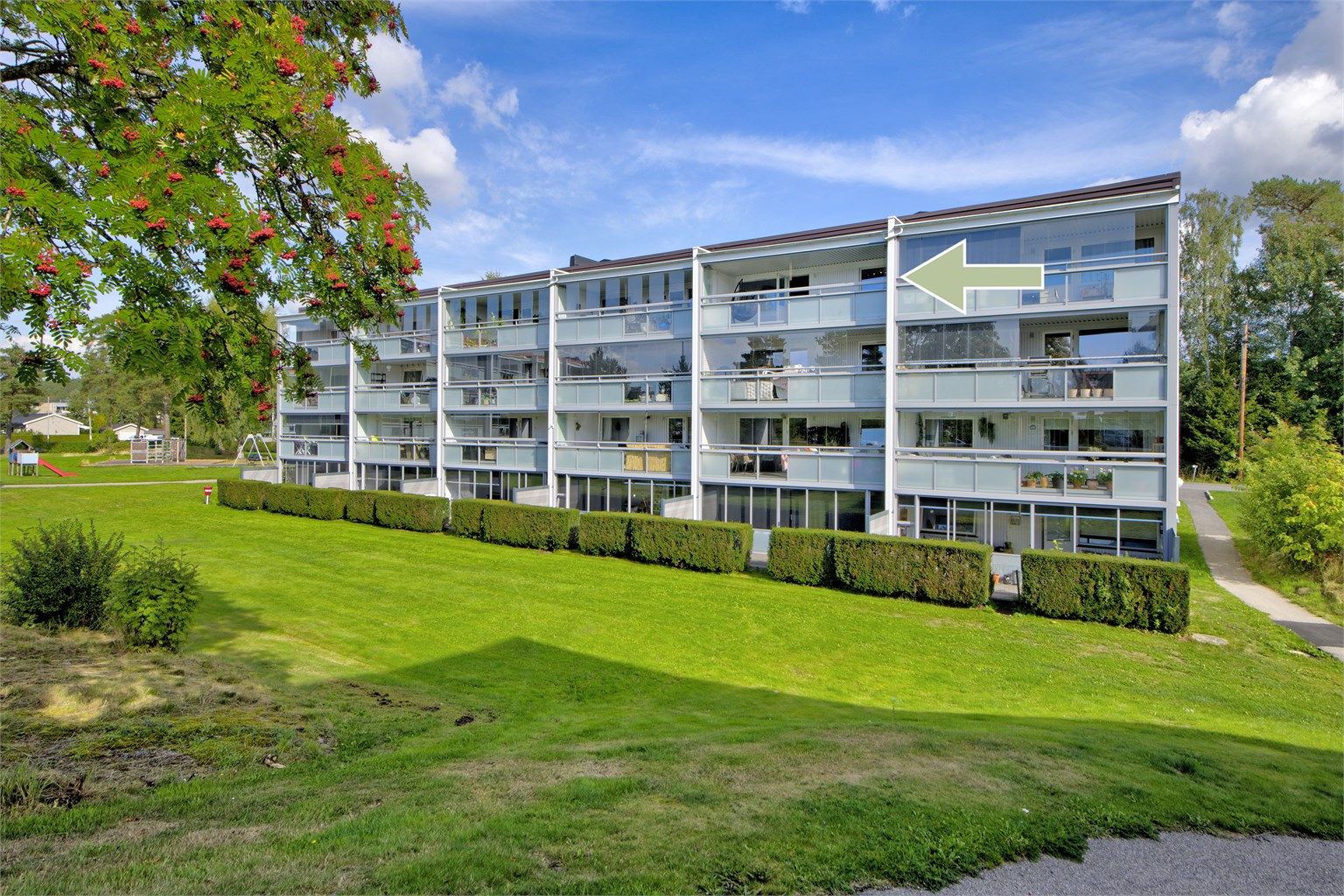 Høyt og fritt beliggende med pent utsyn - toppleilighet med kun to trapper/etasjer opp fra blokkens inngangsetasje