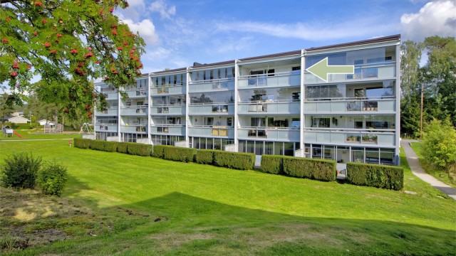Høyt og fritt beliggende med pent utsyn - toppleilighet med kun to trapper/etasjer opp fra blokkens inngangsetasje