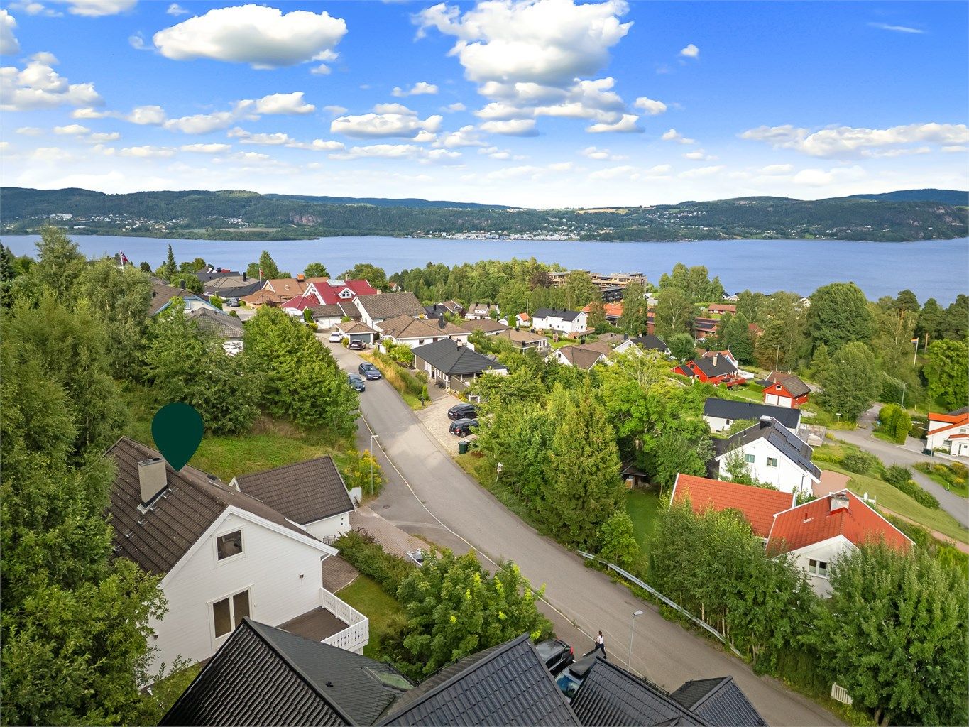 Eiendommen er beliggende i et barnevennlig og hyggelig boligområde med stille samt rolige omgivelser