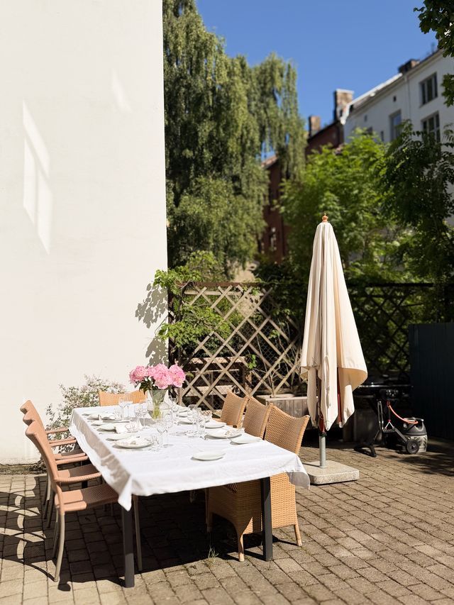 Felles uteplass med bord og grill