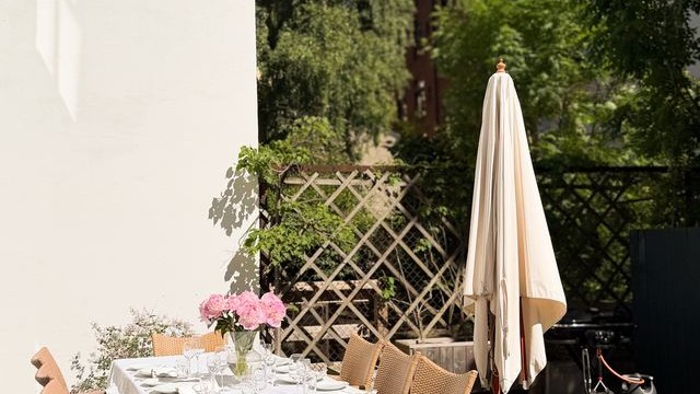 Felles uteplass med bord og grill