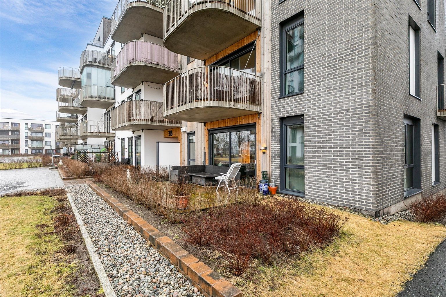 Ute på terrassen sitter du omgitt av sameiets parkmessige grøntarealer, sommerstid vendt mot ettermiddags- og kveldssolen.