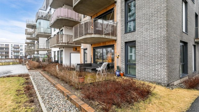 Ute på terrassen sitter du omgitt av sameiets parkmessige grøntarealer, sommerstid vendt mot ettermiddags- og kveldssolen.