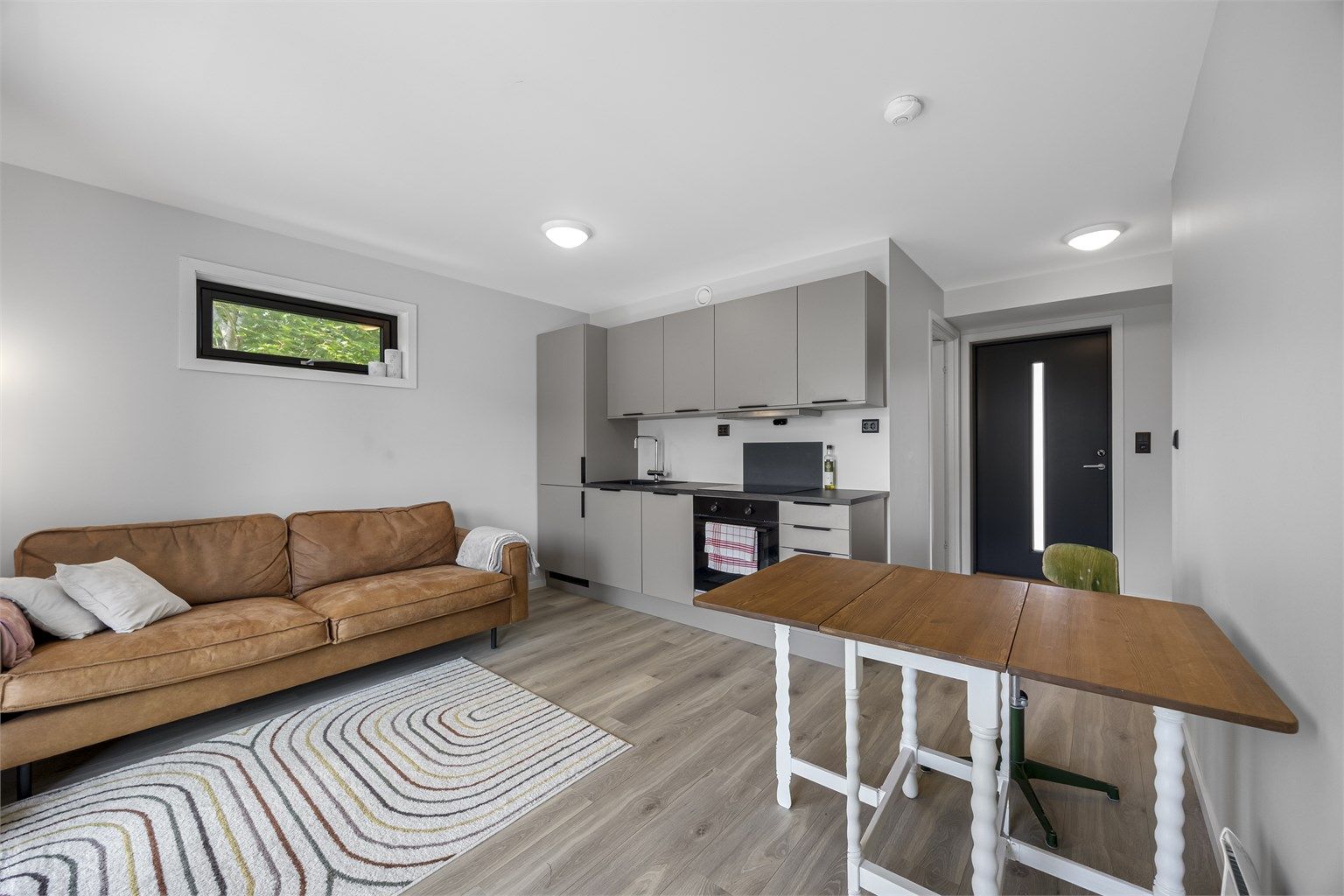 Moderne kjøkkeninnredning fra HTH med glatte fronter og smarte løsninger.