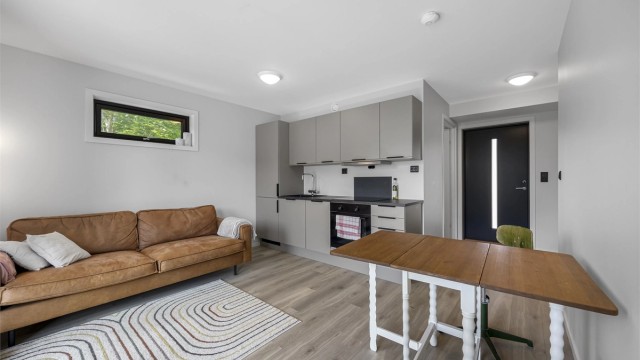 Moderne kjøkkeninnredning fra HTH med glatte fronter og smarte løsninger.