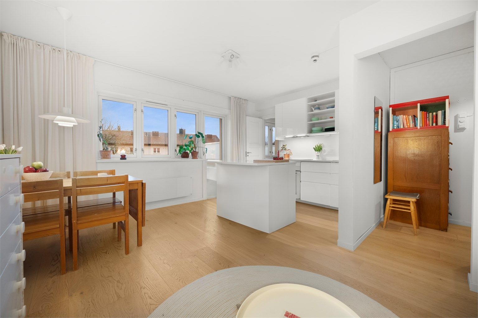 Flott parkettgulv fra 2019 og store vindusflater gir rikelig med naturlig lys