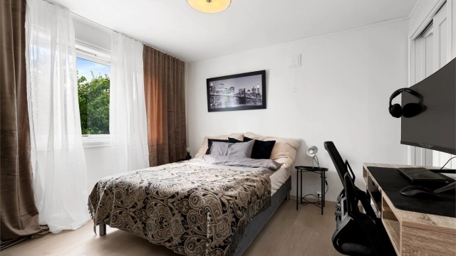 Soverom i underetasjen med plass til seng og skrivebord.