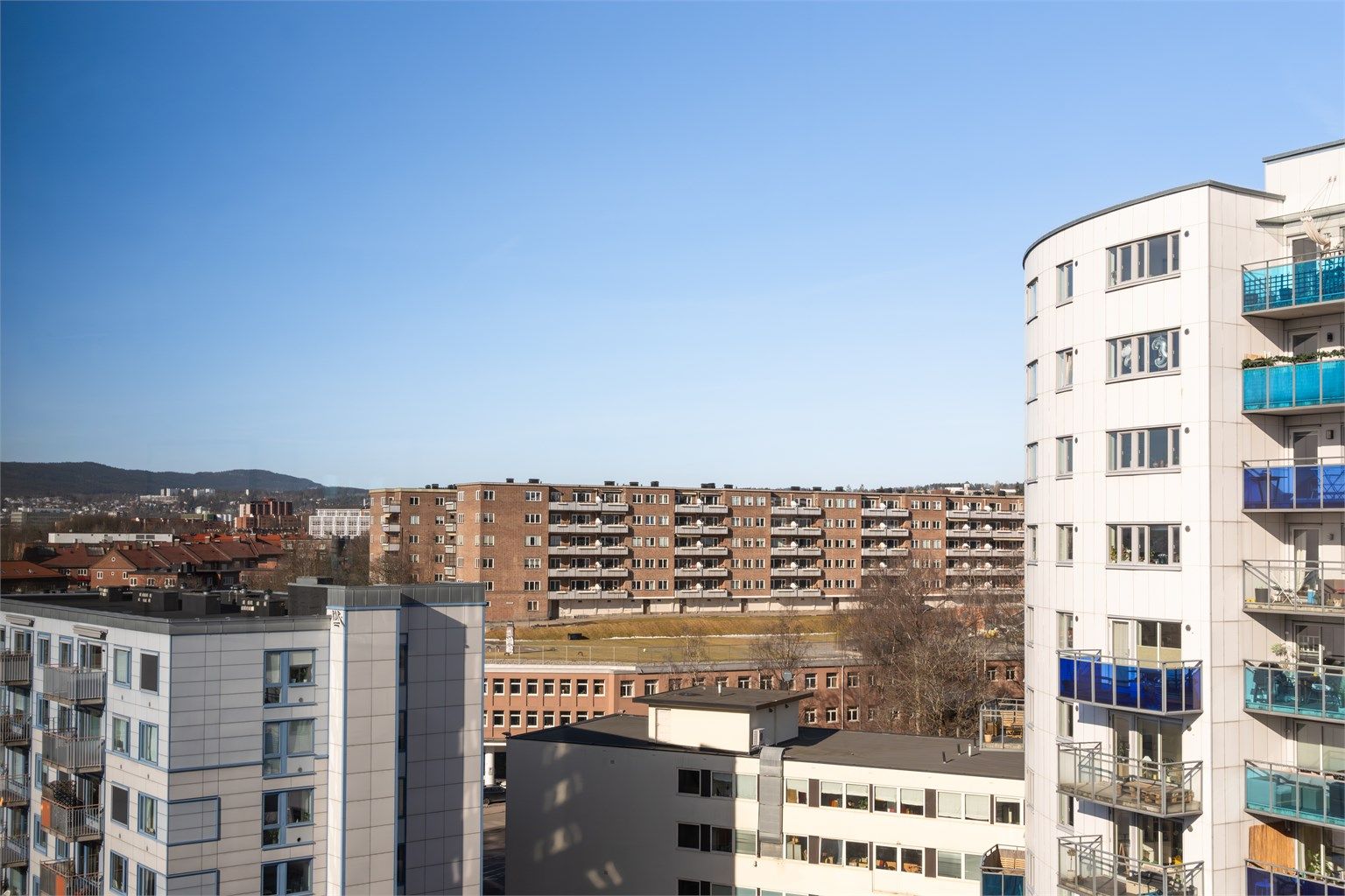 Bygården ligger utrolig fint til i oppoverbakke på en høyde.