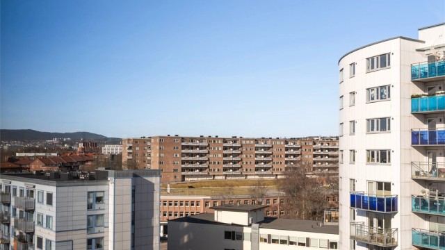 Bygården ligger utrolig fint til i oppoverbakke på en høyde.