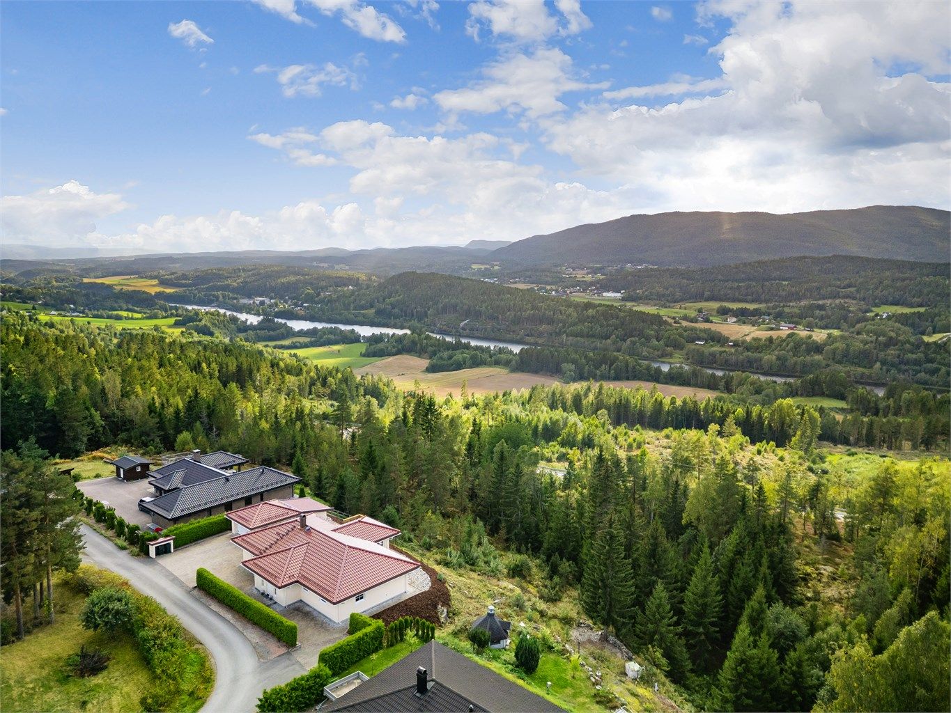 Parkering i dobbelgarasje og på gårdsplass belagt med belegningsstein