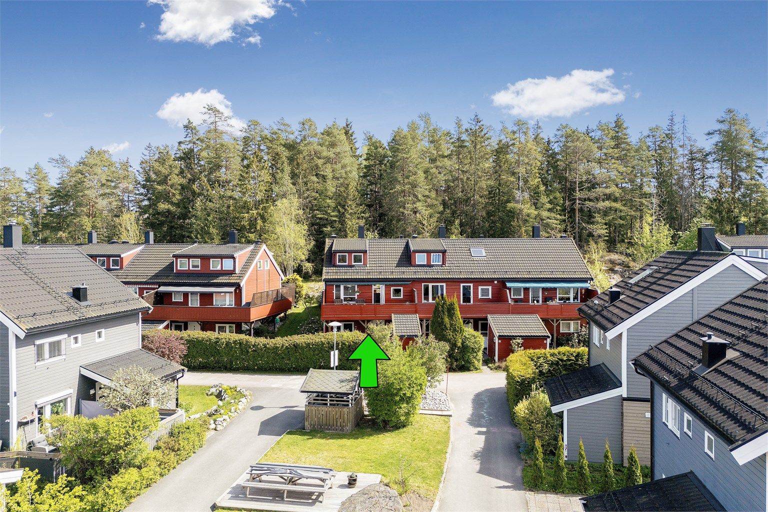 Åpent fellesområde foran boligen, gjør at denne boligen får en enormt fin og lang utsikt - Gjennom skogen bak, er det snarvei til Bøleråsen skole