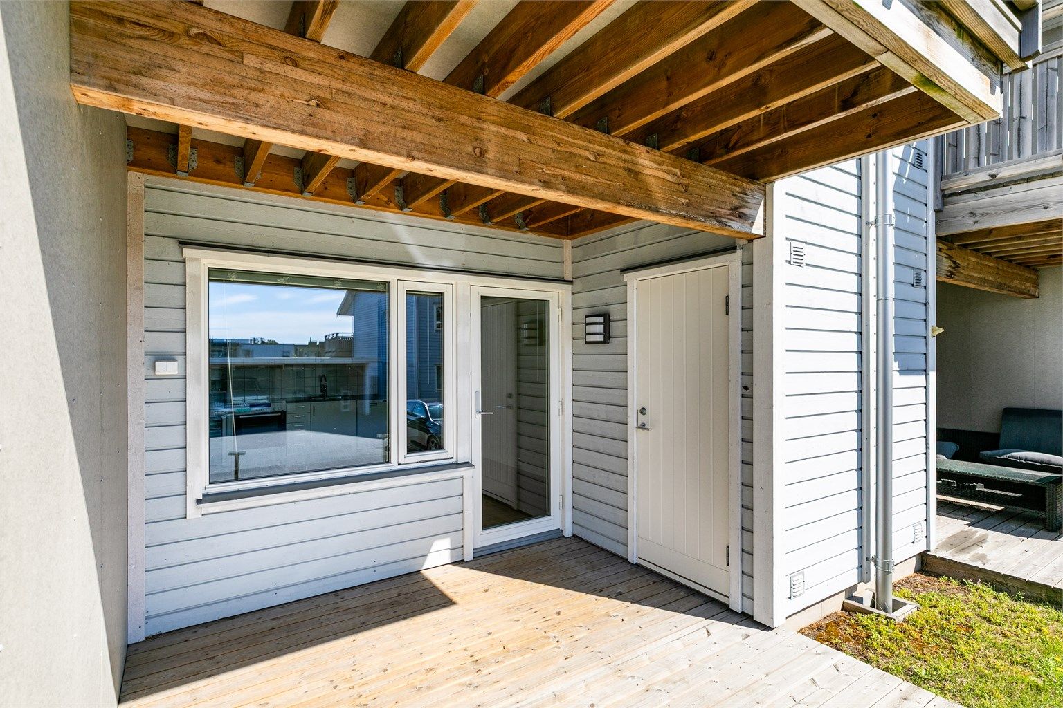 Sommerstid er det sol på terrassen fra ettermiddag til kveld. Den tilknyttede boden på ca. 1,4 kvm., velegnet for oppbevaring av puter og annet.