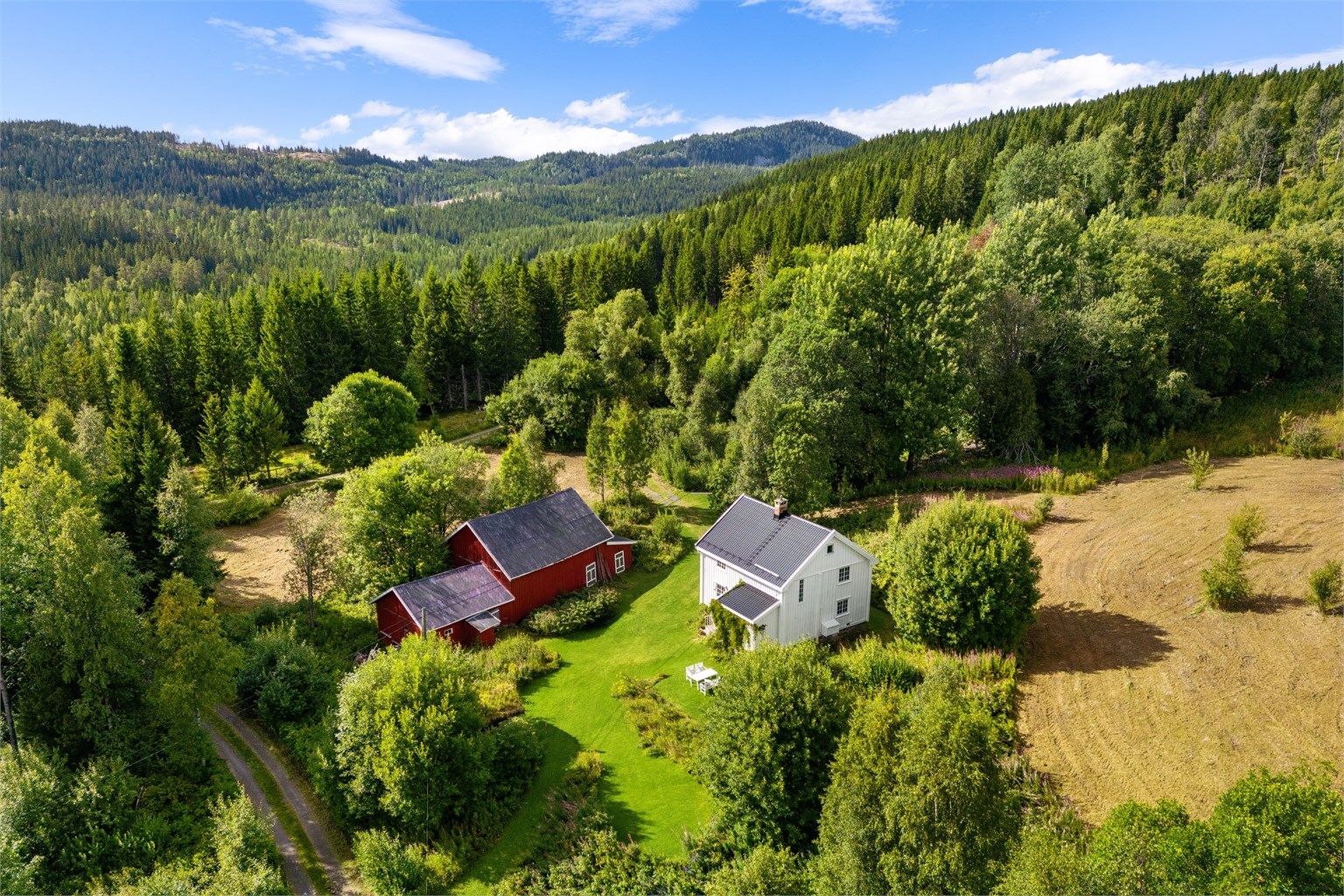 Småbruklignende eiendom med idyllisk beliggenhet.