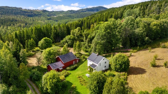 Småbruklignende eiendom med idyllisk beliggenhet.