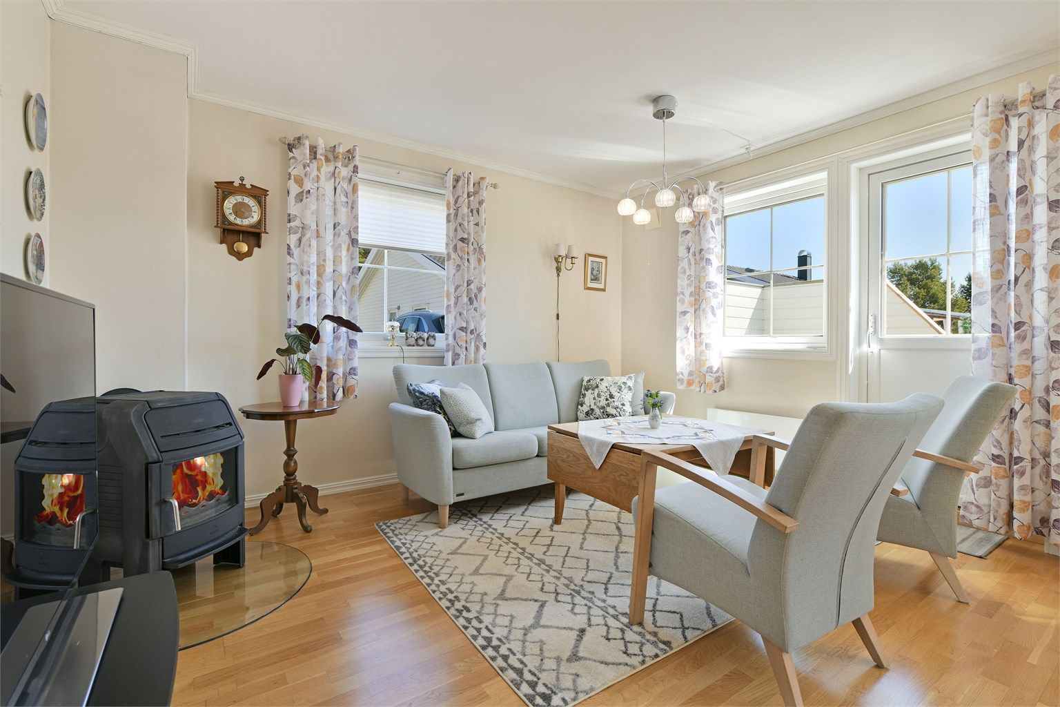 Stue med god plass til sofainnredning, bord, tv m.m. - vindu fra flere sider gir rikelig med lysinnslipp