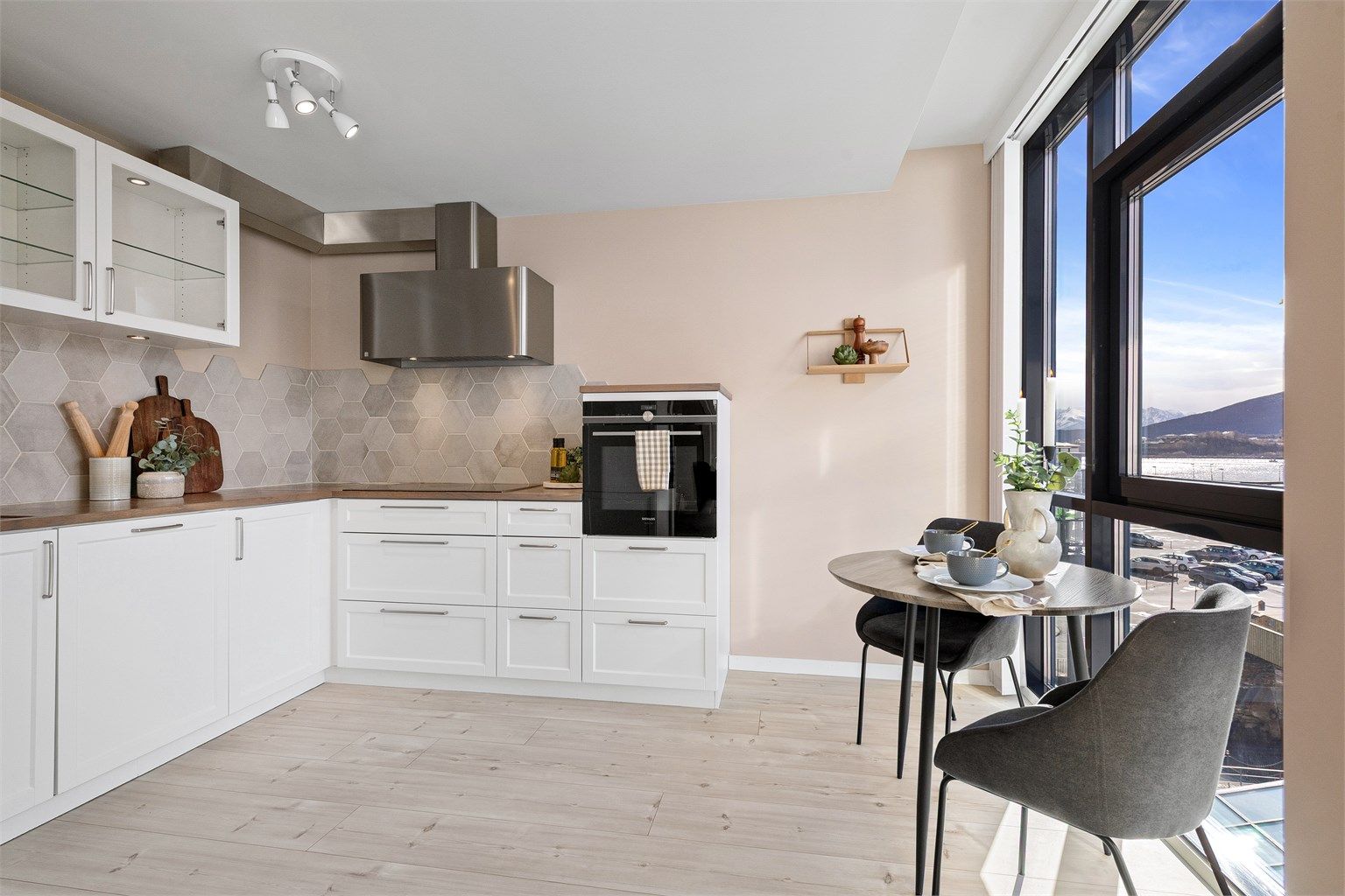 Kjøkkenet er utstyrt med integrerte hvitevarer som stekeovn, platetopp, oppvaskmaskin og kjøleskap med fryser