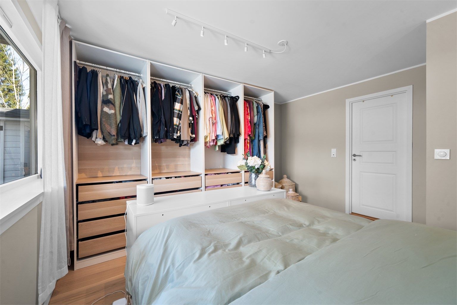 Hovedsoverom med inngang til et av to bad i denne etasjen