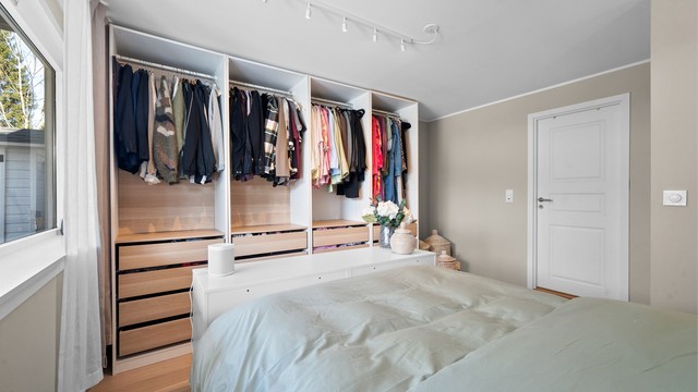 Hovedsoverom med inngang til et av to bad i denne etasjen